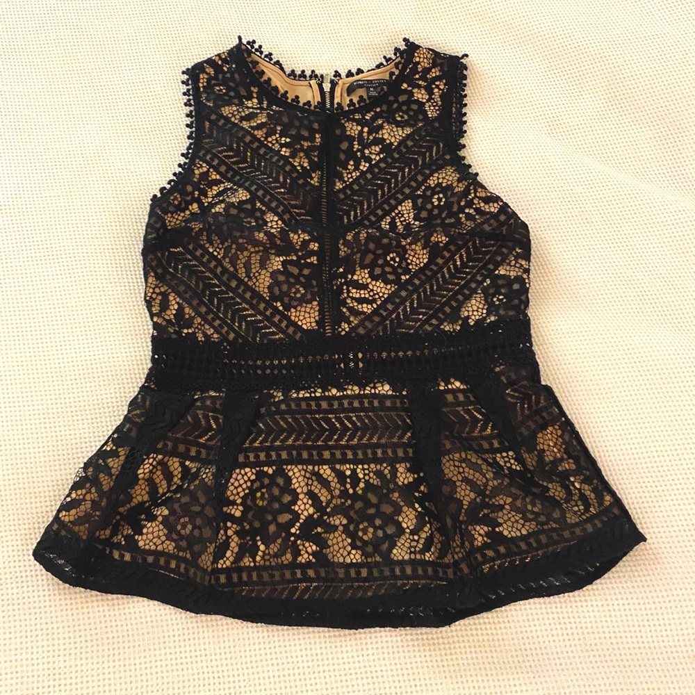 Lace zip up sleeveless top! 🖤